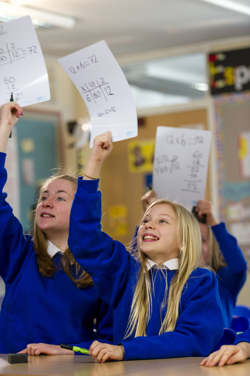 Children-Holding-up-whiteboards-in-classroom-2